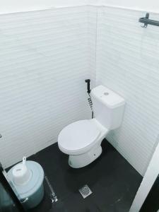 ein Badezimmer mit einem weißen WC und einem Bidet in der Unterkunft Sleep, Eat, Relax with Serenity in Lucena