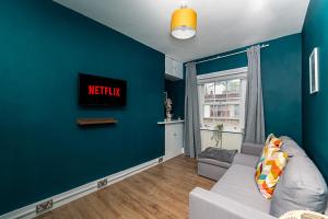 sala de estar con paredes azules y sofá en [Covent Garden-Oxford Street] Central London Apartment, en Londres