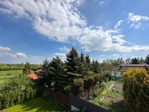 vistas al jardín desde el techo de una casa en Apartament z widokiem I, en Chełm