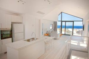 洪加達的住宿－Modern Soma Bay 2BR Villa w sea views, beach & pool access，厨房和客厅,享有海景