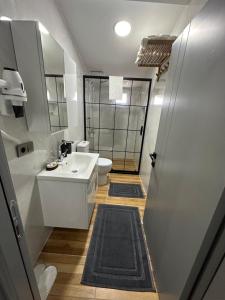 y baño con lavabo blanco y aseo. en İstanbul Airport House Tayakadın, en Arnavutköy