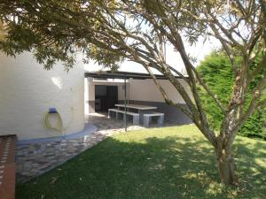 a backyard with a picnic table and a tree at Chalet Playa de Barbate in Vejer de la Frontera