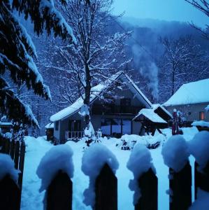 una casa coperta di neve di notte di Cabana Valea Rea, Boga a Boga
