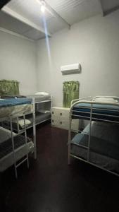 מיטה או מיטות קומותיים בחדר ב-Stella Hostel Copán