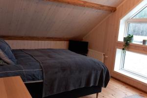 a bedroom with a bed and a television in a room at Ladans loft in Stöllet