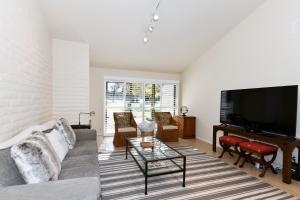 ein Wohnzimmer mit einem Sofa und einem Flachbild-TV in der Unterkunft Resort Living with Golf Course Views in Napa