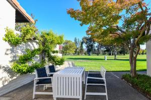 einen Tisch und Stühle auf einer Terrasse in der Unterkunft Resort Living with Golf Course Views in Napa