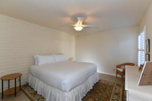 Schlafzimmer mit einem weißen Bett und einem Deckenventilator in der Unterkunft Resort Living with Golf Course Views in Napa