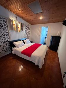 - une chambre avec un grand lit et un plafond en bois dans l'établissement SARY HOUSE by ANNE SPA, à San Antonio del Tequendama