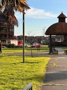 een park met een tuinhuisje en een grasveld bij Loft valle escondido in Concepción