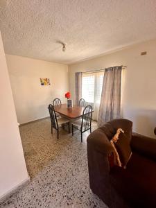 sala de estar con mesa y sofá en Villas del Mar, en La Ceiba