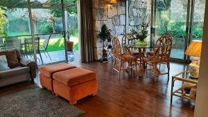 - un salon avec une table et des chaises dans l'établissement 7 bedrooms villa with private pool enclosed garden and wifi at Povoa de Lanhoso, à Póvoa de Lanhoso