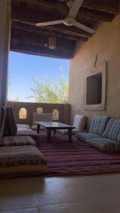 Siwa desert home في سيوة: غرفة معيشة مع كنب وطاولة