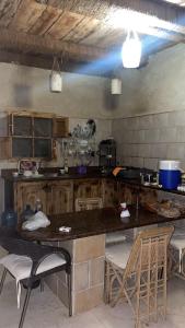 uma cozinha com uma mesa e algumas cadeiras em Siwa desert home em Oásis de Siuá