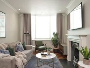 een woonkamer met een bank en een open haard bij Exclusive Lux Central London Apartment Sleeps 4 in Londen