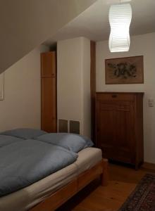 1 dormitorio con 1 cama y puerta de madera en Haus Severin, en Fürstenfeld