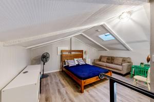 a bedroom with a bed and a couch at Solar Serenity in Flagstaff