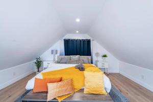 a bedroom with a large bed with yellow and orange blankets at 20 Guest Oasis - Spacious SF Skyline Getaway! in San Francisco