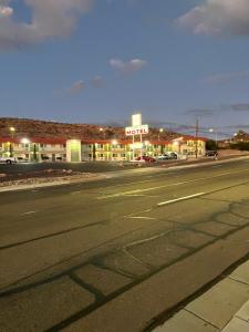 an empty street in front of a hotel at Ramblin Rose Motel in Kingman