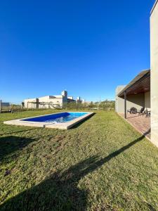 - une piscine dans la cour d'une maison dans l'établissement Casa quinta con entorno rural, à Chacabuco