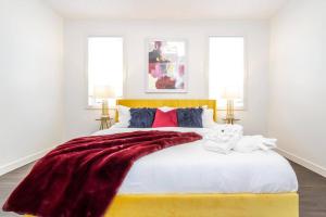 sypialnia z dużym białym łóżkiem z czerwonym kocem w obiekcie 3B Executive Home - All King Beds - Fireplace - Garage w mieście Edmonton