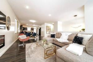 uma sala de estar com um sofá e uma mesa em 3B Executive Home - All King Beds - Fireplace - Garage em Edmonton