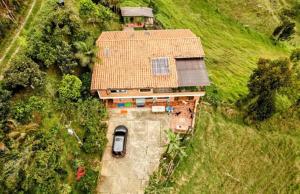 eine Luftansicht eines Hauses mit einem Auto davor in der Unterkunft Las Mañanitas Habitación Boreal in Medellín