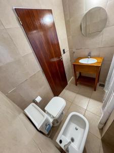 La salle de bains est pourvue de toilettes et d'un lavabo. dans l'établissement Casa quinta con entorno rural, à Chacabuco