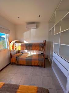 - 2 lits jumeaux dans une chambre avec fenêtre dans l'établissement Casa quinta con entorno rural, à Chacabuco