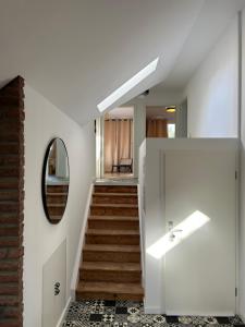 una escalera en una casa con espejo y lavabo en Luxus Penthouse Nähe Frankfurt, en Bad Homburg vor der Höhe