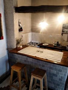 Casa La Banda في كفايات: مطبخ مع موقد و كرسيين