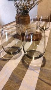 Casa La Banda في كفايات: أربعة كؤوس نبيذ فارغة جالسة على طاولة