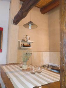 Casa La Banda في كفايات: مطبخ مع طاولة عليها أكواب