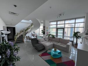 ThePenthouse Coliving II的休息区