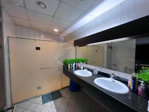 迪拜ThePenthouse Coliving II的配有两个水槽和一面大镜子的浴室