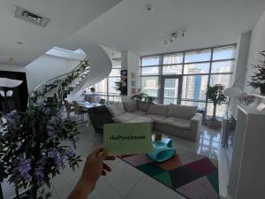 ThePenthouse Coliving II的休息区