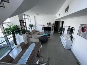 迪拜ThePenthouse Coliving II的带沙发和桌子的客厅