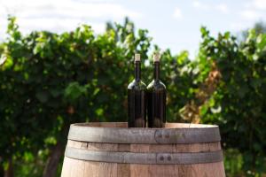 due bottiglie di vino sedute sopra un barile di Perfect Getaway Suite at Silverado a Napa