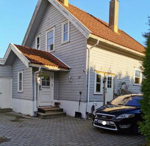 samochód zaparkowany przed domem w obiekcie Mikael's Bed & Spa w mieście Sandefjord