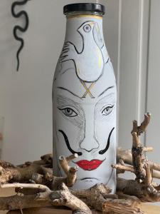 eine Vase mit einem Gesicht auf dem Tisch in der Unterkunft B&B Montancourt-Middelburg in Middelburg