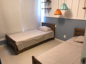 um quarto com duas camas num quarto em Pé na areia - Reserva Ecológica - Tranquilidade em Imbassaí