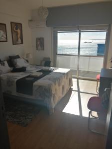 Amazing Sea Place في ليماسول: غرفة نوم مع سرير وإطلالة على المحيط