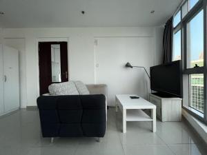 ThePenthouse Coliving II的电视和/或娱乐中心