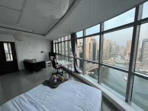 迪拜ThePenthouse Coliving II的市景卧室 - 带1张床