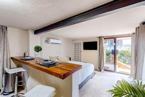 a hotel room with a bed and a table with glasses at Torre Nautilus 1 in Cancún