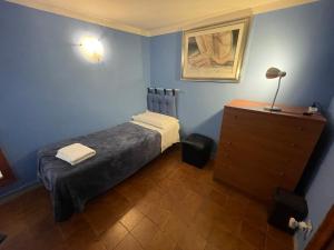 ヴェネツィアにあるBeautiful Veniceの青いベッドルーム(ベッド1台、ドレッサー付)