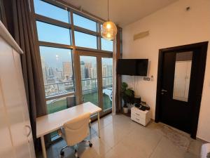 ThePenthouse Coliving II的电视和/或娱乐中心