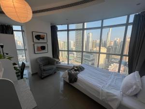 迪拜ThePenthouse Coliving II的一间带床和大窗户的卧室