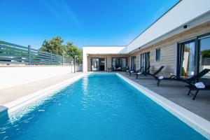 - une piscine dans l'arrière-cour d'une maison dans l'établissement Ferienhaus Beata mit privatem Pool in Istrien,Vodnjan, à Svetvinčenat