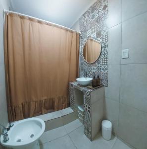 un baño con lavabo y espejo en Casa en Santa Elena, en Playa Dorada 8 fotos más